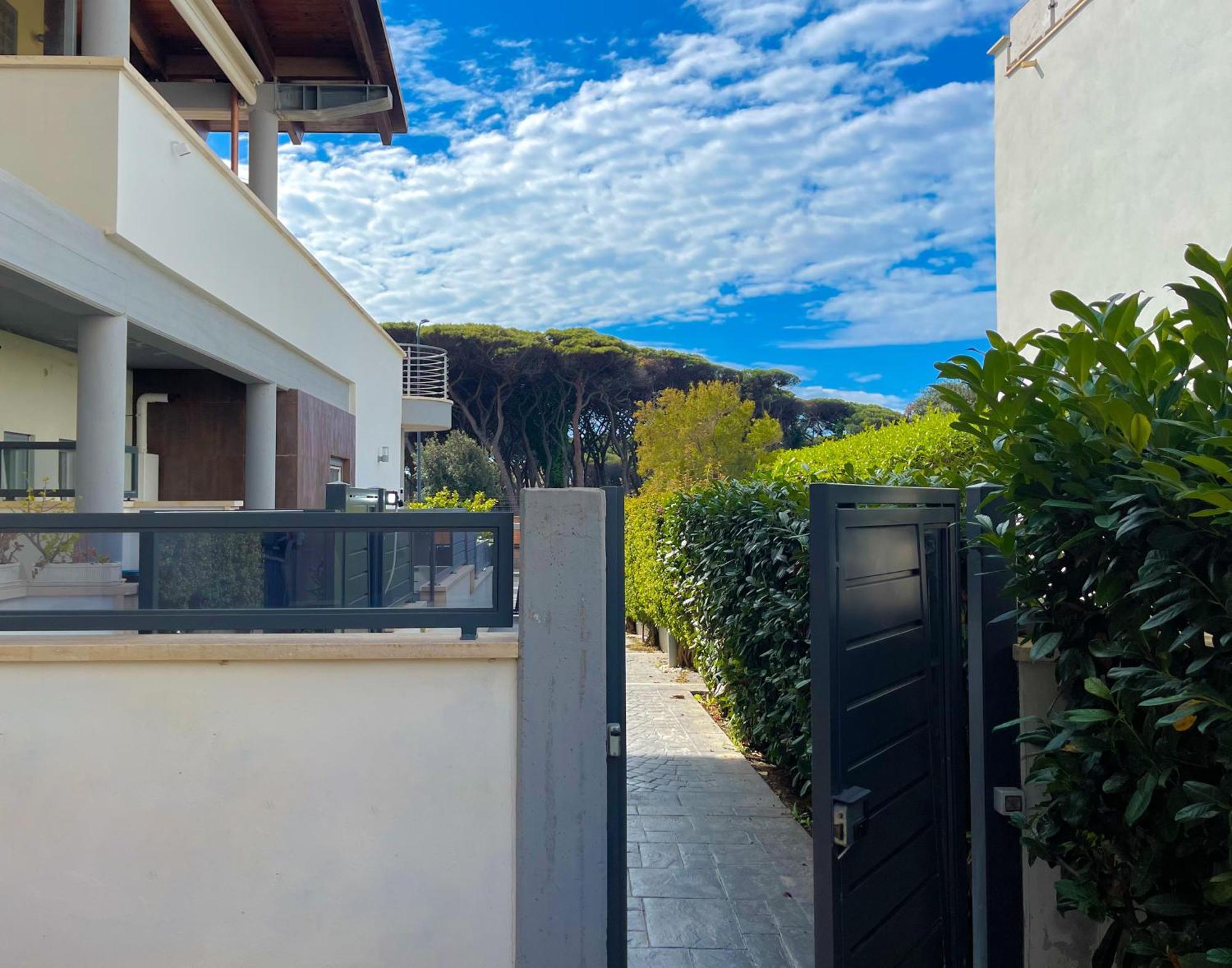 The Shabby House - Charming Seaside Retreat In Central Anzio, Steps From Beach And Train Station Exterior foto